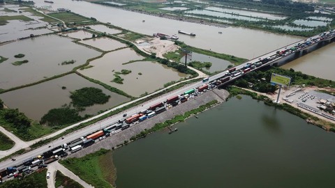 Tắc đường kéo dài trên quốc lộ 5 sau ba vụ tai nạn liên tiếp - Ảnh 4. Tắc đường kéo dài trên quốc lộ 5 sau ba vụ tai nạn liên tiếp - Ảnh 4.