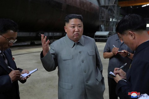 Ông Kim Jong Un thanh tra hệ thống vũ khí của tàu ngầm mới - Ảnh 1. Ông Kim Jong Un thanh tra hệ thống vũ khí của tàu ngầm mới - Ảnh 1.