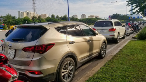 Viện cớ xe sang 5,2 tỉ đồng, tài xế không chịu để CSGT đưa xe về đồn - Ảnh 2. Viện cớ xe sang 5,2 tỉ đồng, tài xế không chịu để CSGT đưa xe về đồn - Ảnh 2.