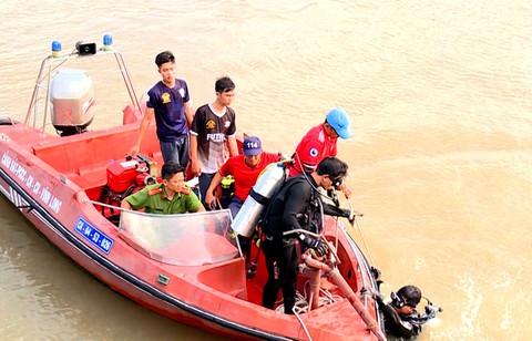 Tìm kiếm người đàn ông rơi sông mất tích - Ảnh 1. Tìm kiếm người đàn ông rơi sông mất tích - Ảnh 1.