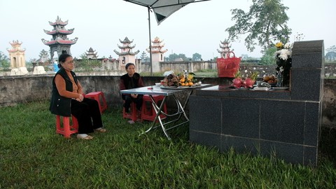 Đường về và chuyện hai người mẹ nhầm mộ con - Ảnh 3. Đường về và chuyện hai người mẹ nhầm mộ con - Ảnh 3.
