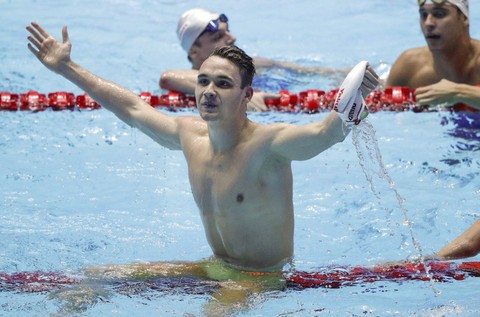 Kình ngư tuổi teen phá vỡ kỷ lục tồn tại 10 năm của Michael Phelps - Ảnh 2. Kình ngư tuổi teen phá vỡ kỷ lục tồn tại 10 năm của Michael Phelps - Ảnh 2.