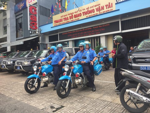 TP.HCM: Tài xế chống đối khi vi phạm sẽ bị cấm vào cảng lấy hàng? - Ảnh 2. TP.HCM: Tài xế chống đối khi vi phạm sẽ bị cấm vào cảng lấy hàng? - Ảnh 2.