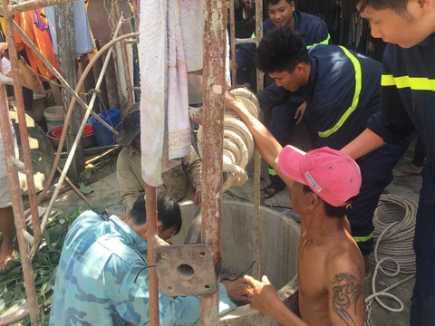 Giải cứu kịp thời người đàn ông bị ngạt thở dưới giếng sâu - Ảnh 1. Giải cứu kịp thời người đàn ông bị ngạt thở dưới giếng sâu - Ảnh 1.