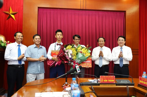 Nam sinh đoạt huy chương vàng Olympic toán quốc tế được thưởng nửa tỉ đồng - Ảnh 1. Nam sinh đoạt huy chương vàng Olympic toán quốc tế được thưởng nửa tỉ đồng - Ảnh 1.