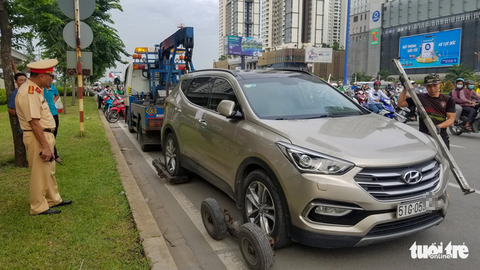 Viện cớ xe sang 5,2 tỉ đồng, tài xế không chịu để CSGT đưa xe về đồn - Ảnh 1. Viện cớ xe sang 5,2 tỉ đồng, tài xế không chịu để CSGT đưa xe về đồn - Ảnh 1.