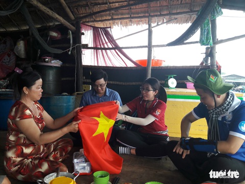 Vượt sóng trao tủ thuốc, cờ Tổ quốc cho ngư dân - Ảnh 5. Vượt sóng trao tủ thuốc, cờ Tổ quốc cho ngư dân - Ảnh 5.