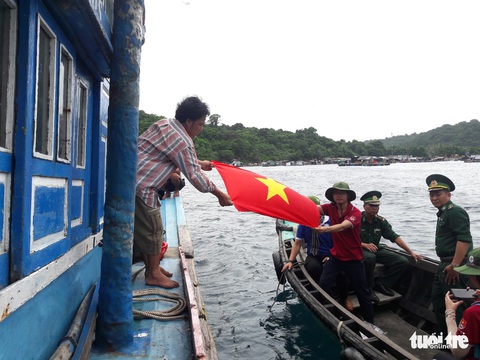 Vượt sóng trao tủ thuốc, cờ Tổ quốc cho ngư dân - Ảnh 4. Vượt sóng trao tủ thuốc, cờ Tổ quốc cho ngư dân - Ảnh 4.