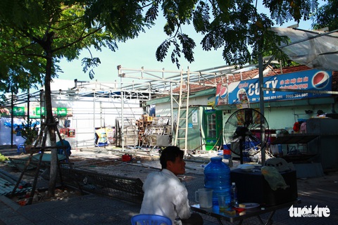 Đà Nẵng tháo dỡ phố nhậu nhếch nhác dưới chân cầu Rồng - Ảnh 2. Đà Nẵng tháo dỡ phố nhậu nhếch nhác dưới chân cầu Rồng - Ảnh 2.