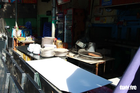 Đà Nẵng tháo dỡ phố nhậu nhếch nhác dưới chân cầu Rồng - Ảnh 6. Đà Nẵng tháo dỡ phố nhậu nhếch nhác dưới chân cầu Rồng - Ảnh 6.