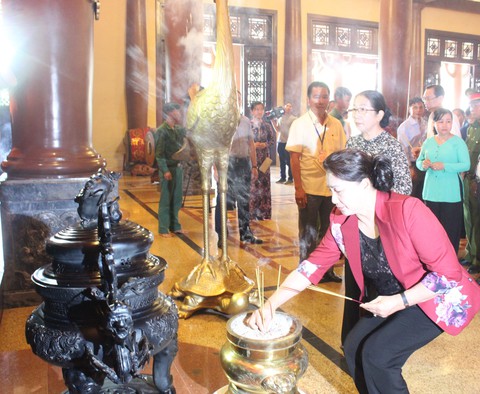 Chủ tịch Quốc hội thăm gia đình thương binh, liệt sĩ ở Củ Chi - Ảnh 2. Chủ tịch Quốc hội thăm gia đình thương binh, liệt sĩ ở Củ Chi - Ảnh 2.