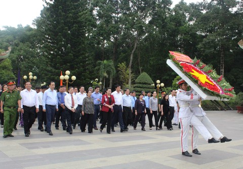 Chủ tịch Quốc hội thăm gia đình thương binh, liệt sĩ ở Củ Chi - Ảnh 1. Chủ tịch Quốc hội thăm gia đình thương binh, liệt sĩ ở Củ Chi - Ảnh 1.