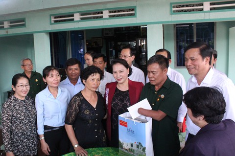 Chủ tịch Quốc hội thăm gia đình thương binh, liệt sĩ ở Củ Chi - Ảnh 4. Chủ tịch Quốc hội thăm gia đình thương binh, liệt sĩ ở Củ Chi - Ảnh 4.