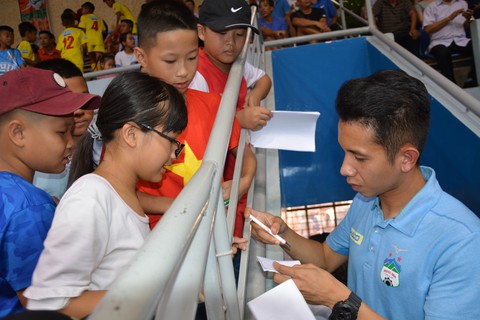 Hồng Duy đến xem Giải bóng đá nhi đồng toàn quốc 2019 - Ảnh 2. Hồng Duy đến xem Giải bóng đá nhi đồng toàn quốc 2019 - Ảnh 2.
