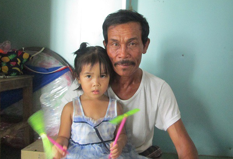 Hai cha con ngư dân được cứu sống sau 5 giờ buộc tay trôi dạt trên biển - Ảnh 1. Hai cha con ngư dân được cứu sống sau 5 giờ buộc tay trôi dạt trên biển - Ảnh 1.