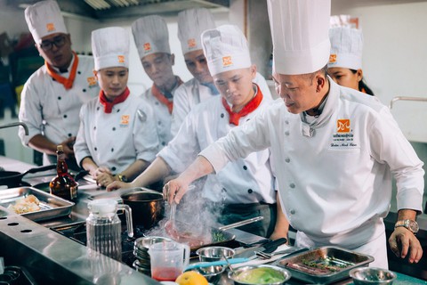 Định hướng cho tương lai nghề bếp trưởng - Ảnh 2. Định hướng cho tương lai nghề bếp trưởng - Ảnh 2.