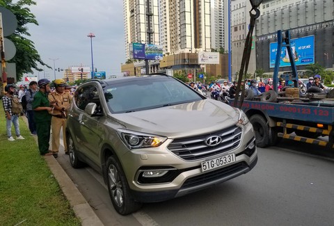 Đã làm việc với hai tài xế bỏ ôtô vi phạm trên xa lộ Hà Nội - Ảnh 2. Đã làm việc với hai tài xế bỏ ôtô vi phạm trên xa lộ Hà Nội - Ảnh 2.