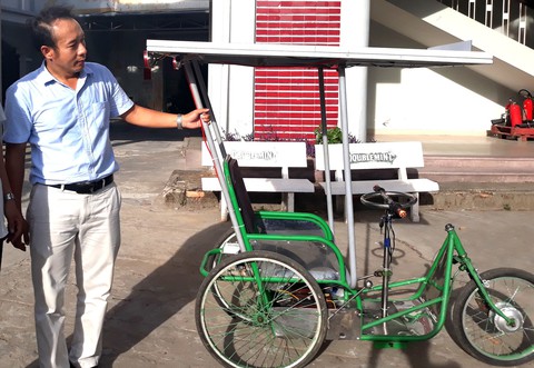 Xe lắc chạy bằng năng lượng mặt trời cho người khuyết tật - Ảnh 2. Xe lắc chạy bằng năng lượng mặt trời cho người khuyết tật - Ảnh 2.