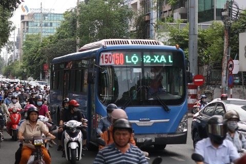 TP.HCM sắp triển khai hai tuyến có làn đường riêng cho xe buýt - Ảnh 2. TP.HCM sắp triển khai hai tuyến có làn đường riêng cho xe buýt - Ảnh 2.