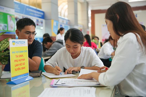 Nhiều thí sinh tăng nguyện vọng đại học bằng xét tuyển học bạ - Ảnh 1. Nhiều thí sinh tăng nguyện vọng đại học bằng xét tuyển học bạ - Ảnh 1.