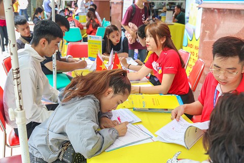 Nhiều thí sinh tăng nguyện vọng đại học bằng xét tuyển học bạ - Ảnh 2. Nhiều thí sinh tăng nguyện vọng đại học bằng xét tuyển học bạ - Ảnh 2.