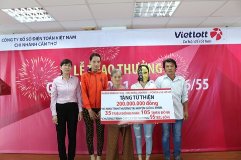 Gia đình 16 người đến Vietlott lĩnh 99 tỉ đồng - Ảnh 3. Gia đình 16 người đến Vietlott lĩnh 99 tỉ đồng - Ảnh 3.