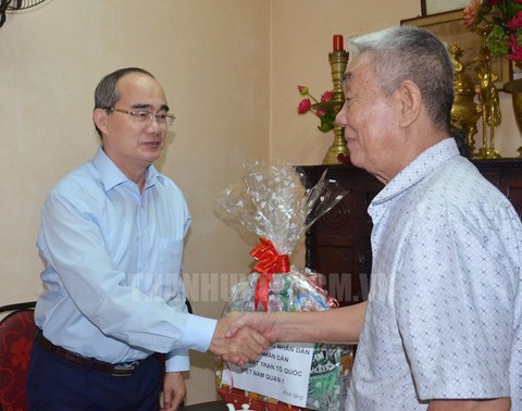 Bí thư Nguyễn Thiện Nhân đi thăm Mẹ Việt Nam Anh hùng, thương binh - Ảnh 2. Bí thư Nguyễn Thiện Nhân đi thăm Mẹ Việt Nam Anh hùng, thương binh - Ảnh 2.