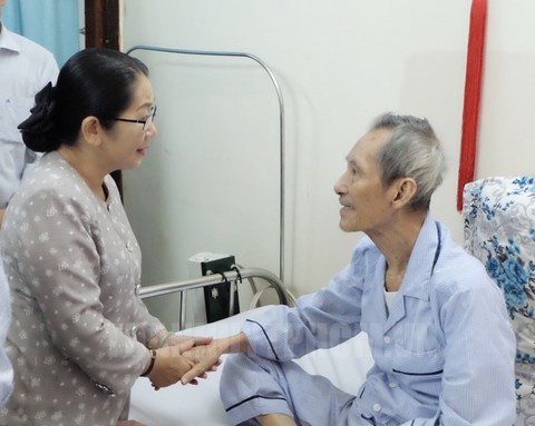 Bí thư Nguyễn Thiện Nhân đi thăm Mẹ Việt Nam Anh hùng, thương binh - Ảnh 4. Bí thư Nguyễn Thiện Nhân đi thăm Mẹ Việt Nam Anh hùng, thương binh - Ảnh 4.