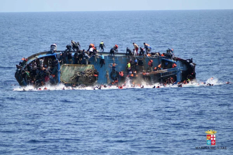 Chìm tàu chở dân tị nạn tại Libya, hơn 100 người mất tích - Ảnh 1. Chìm tàu chở dân tị nạn tại Libya, hơn 100 người mất tích - Ảnh 1.