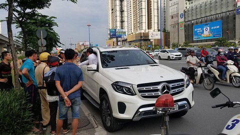 Người vi phạm cù nhầy cố thủ trong ô tô, xử lý sao? - Ảnh 1. Người vi phạm cù nhầy cố thủ trong ô tô, xử lý sao? - Ảnh 1.