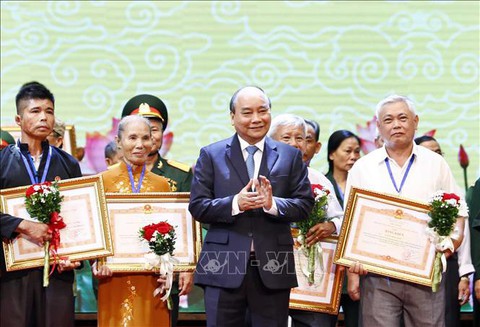 Thủ tướng Nguyễn Xuân Phúc tri ân thương bệnh binh và người có công - Ảnh 1. Thủ tướng Nguyễn Xuân Phúc tri ân thương bệnh binh và người có công - Ảnh 1.
