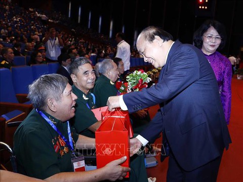 Thủ tướng Nguyễn Xuân Phúc tri ân thương bệnh binh và người có công - Ảnh 2. Thủ tướng Nguyễn Xuân Phúc tri ân thương bệnh binh và người có công - Ảnh 2.