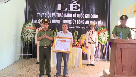Tặng bằng Tổ quốc ghi công cho trung úy công an quên mình, dũng cảm cứu đồng đội - Ảnh 1. Tặng bằng Tổ quốc ghi công cho trung úy công an quên mình, dũng cảm cứu đồng đội - Ảnh 1.