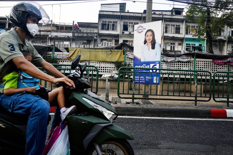 Chạy xe máy trên vỉa hè ở Bangkok sẽ bị phạt 1,4 triệu đồng - Ảnh 1. Chạy xe máy trên vỉa hè ở Bangkok sẽ bị phạt 1,4 triệu đồng - Ảnh 1.