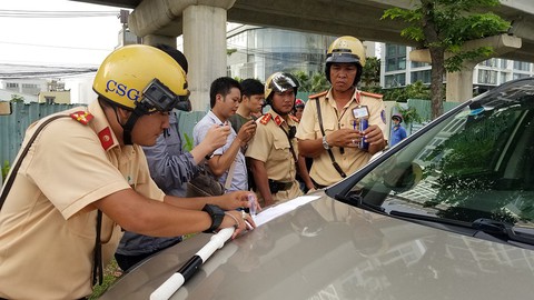 Người vi phạm cù nhầy cố thủ trong ô tô, xử lý sao? - Ảnh 2. Người vi phạm cù nhầy cố thủ trong ô tô, xử lý sao? - Ảnh 2.