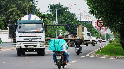 Tai nạn chực chờ trên đường song hành xa lộ Hà Nội - Ảnh 1. Tai nạn chực chờ trên đường song hành xa lộ Hà Nội - Ảnh 1.