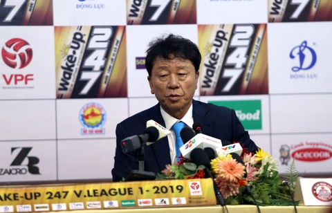HLV Chung Hae Soung: V-League có 15.000 - 20.000 khán giả không khó - Ảnh 1. HLV Chung Hae Soung: V-League có 15.000 - 20.000 khán giả không khó - Ảnh 1.