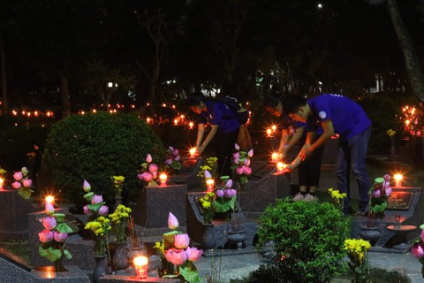 Hàng ngàn ngọn nến tri ân thắp sáng nghĩa trang liệt sĩ TP.HCM - Ảnh 5. Hàng ngàn ngọn nến tri ân thắp sáng nghĩa trang liệt sĩ TP.HCM - Ảnh 5.