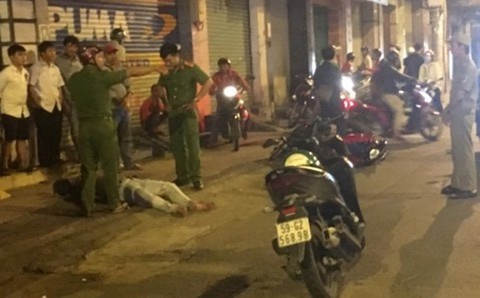 Dân đánh bầm dập kẻ cướp giỏ xách, đâm người táo tợn - Ảnh 1. Dân đánh bầm dập kẻ cướp giỏ xách, đâm người táo tợn - Ảnh 1.