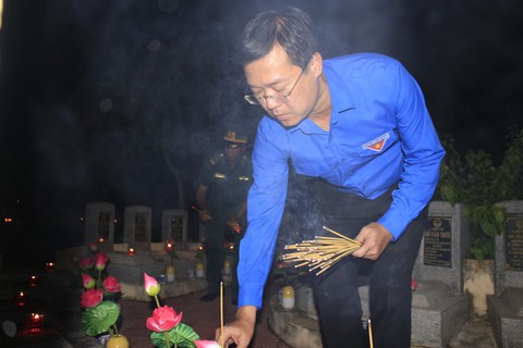 Hàng ngàn ngọn nến tri ân thắp sáng nghĩa trang liệt sĩ TP.HCM - Ảnh 4. Hàng ngàn ngọn nến tri ân thắp sáng nghĩa trang liệt sĩ TP.HCM - Ảnh 4.