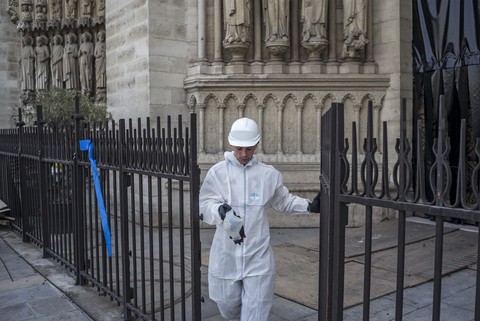Đóng cửa hai trường học do lo nồng độ chì từ Nhà thờ Đức Bà Paris - Ảnh 1. Đóng cửa hai trường học do lo nồng độ chì từ Nhà thờ Đức Bà Paris - Ảnh 1.