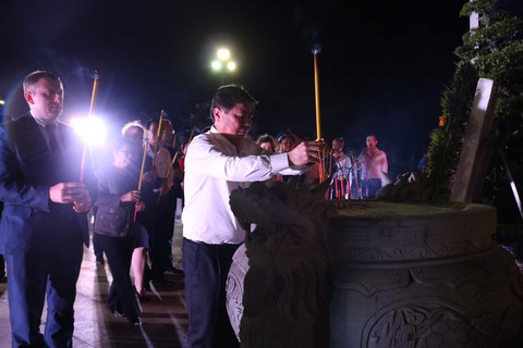 Hàng ngàn ngọn nến tri ân thắp sáng nghĩa trang liệt sĩ TP.HCM - Ảnh 7. Hàng ngàn ngọn nến tri ân thắp sáng nghĩa trang liệt sĩ TP.HCM - Ảnh 7.