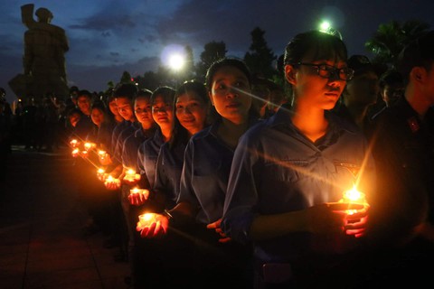 Hàng ngàn ngọn nến tri ân thắp sáng nghĩa trang liệt sĩ TP.HCM - Ảnh 2. Hàng ngàn ngọn nến tri ân thắp sáng nghĩa trang liệt sĩ TP.HCM - Ảnh 2.