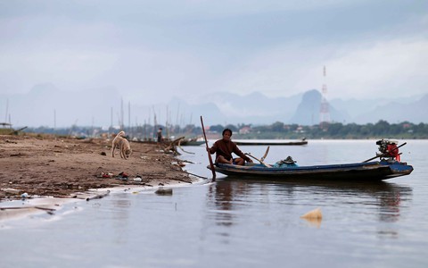 Rùng mình nhìn sông Mekong cạn nước - Ảnh 1. Rùng mình nhìn sông Mekong cạn nước - Ảnh 1.