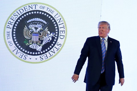 Ông Trump phát biểu trước huy hiệu tổng thống bị chỉnh sửa - Ảnh 1. Ông Trump phát biểu trước huy hiệu tổng thống bị chỉnh sửa - Ảnh 1.