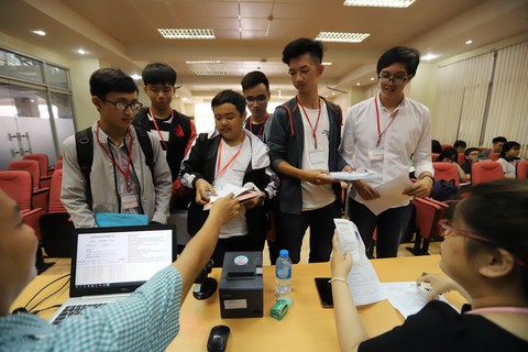 Lấy điểm sàn thấp, các trường đại học có sai? - Ảnh 1. Lấy điểm sàn thấp, các trường đại học có sai? - Ảnh 1.
