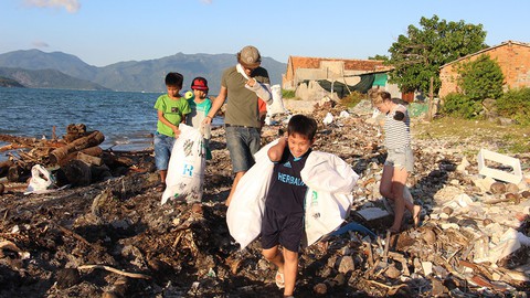 Rác biển Nha Trang, một người gom, ngàn người xả - Ảnh 2. Rác biển Nha Trang, một người gom, ngàn người xả - Ảnh 2.