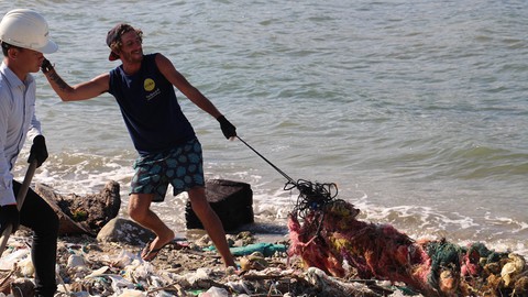 Rác biển Nha Trang, một người gom, ngàn người xả - Ảnh 4. Rác biển Nha Trang, một người gom, ngàn người xả - Ảnh 4.