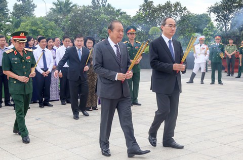 Lãnh đạo TP.HCM dâng hương tại nghĩa trang liệt sĩ TP - Ảnh 2. Lãnh đạo TP.HCM dâng hương tại nghĩa trang liệt sĩ TP - Ảnh 2.