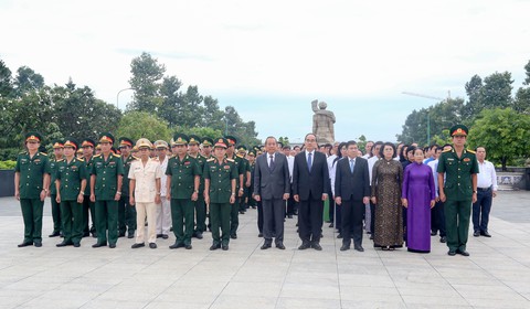 Lãnh đạo TP.HCM dâng hương tại nghĩa trang liệt sĩ TP - Ảnh 1. Lãnh đạo TP.HCM dâng hương tại nghĩa trang liệt sĩ TP - Ảnh 1.